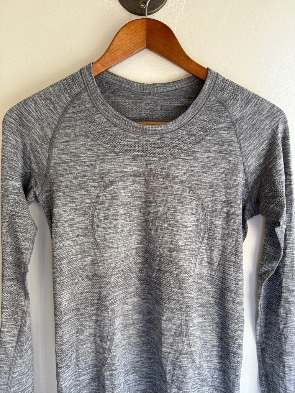 Lululemon Swiftly Tech Long Sleeve Shirt Womens 6 Gray Gym Yoga